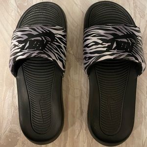 NIKE Womens Size 9 slides